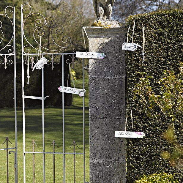 Alice in Wonderland: Truly Alice Party Signs - Pack of 8